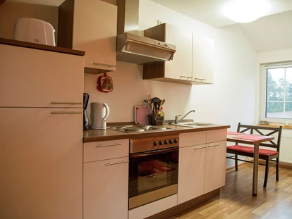 Monteurwohnung - Bettwäsche: Bettwäsche inklusive - Kleinbodungen - Küchenzeile mit Essbereich - Apartment Haus am Grün