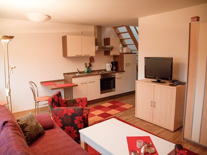 Monteurwohnung - Badezimmer: eigenes Bad - Breitenbach (Eichsfeld) - Wohnbereich mit Ausblick auf Aufgang zum Schlafzimmer - Wohnung mit extra Schlafzimmer - Apartment Haus am Grün