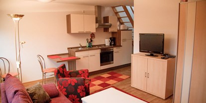 Monteurwohnung - Badezimmer: eigenes Bad - Bad Sachsa - Wohnbereich mit Ausblick auf Aufgang zum Schlafzimmer - Wohnung mit extra Schlafzimmer - Apartment Haus am Grün