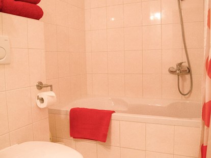 Monteurwohnung - Badezimmer: eigenes Bad - Hohenstein Trebra - Bad + Dusche - Apartment Haus am Grün