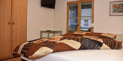 Monteurwohnung - Meßkirch - alle Schlafräume haben Einzelbetten - auch als Doppelbett möglich
alle Schlafräume haben ein TV Gerät + einen Schrank 
 1 Kinderbettchen für kleine Gäste vorhanden - Bantles FeWo Hohenzollern, Sigmaringen