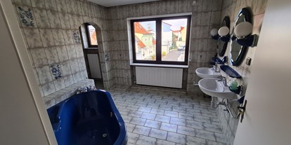 Monteurwohnung - Badezimmer: Gemeinschaftsbad - Franken - es sind 3 Bäder vorhanden in Seligenstadt auf zwei Stockwerken - Haus Herberge am Waldrand 