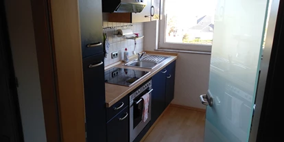 Monteurwohnung - Küche: eigene Küche - PLZ 58708 (Deutschland) - Gegenüber der Küchenzeile Sitzgelegenheit für 2 Personen. - Ferienwohnung Veserde
