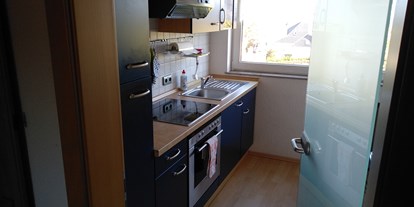 Monteurwohnung - Kühlschrank - PLZ 58553 (Deutschland) - Gegenüber der Küchenzeile Sitzgelegenheit für 2 Personen. - Ferienwohnung Veserde