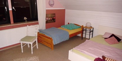 Monteurwohnung - Bettwäsche: Bettwäsche inklusive - Christinenthal - helles,freundliches,ruhiges 16 qm großes Zimmer mit Außenjalusie. Mit zwei Einzelbetten. 
Hier läßt sich gut relaxen.  - 2 günstige und liebevolle Monteurszimmer 