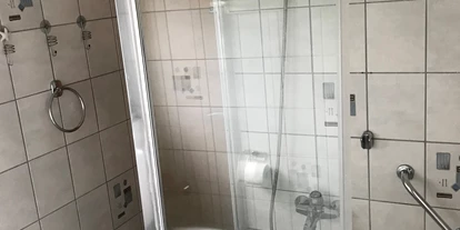 Monteurwohnung - Art der Unterkunft: Gästezimmer - Köln Mühlheim - Badewanne mit Duschwand - Palms Zimmer