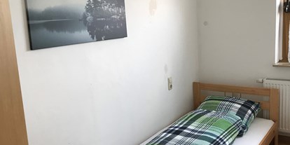 Monteurwohnung - Einzelbetten - PLZ 51143 (Deutschland) - Schlafzimmer 2 Seitenaufnahme - Palms Zimmer
