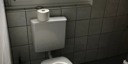 Monteurwohnung - Badezimmer: Gemeinschaftsbad - Köln Mühlheim - Toilette - Palms Zimmer