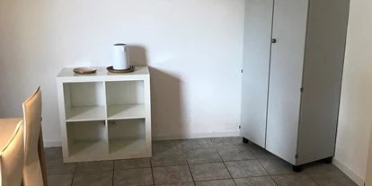 Monteurwohnung - Hund erlaubt - Köln Mühlheim - Freifläche mit Wasserkocher und zweiter Mikrowelle - Palms Zimmer
