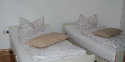 Monteurwohnung - Badezimmer: eigenes Bad - Zellingen - Schlafzimmer mit zwei getrennten Betten, oder Doppelbett, zusätzlich auf Wunsch noch ein Schlafsofa mit einer Breite von 1,4m - Eckendörfer