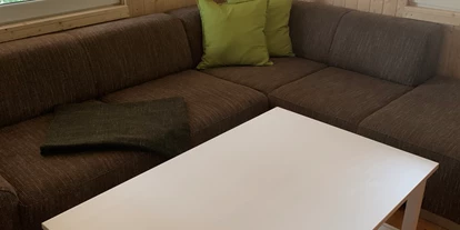Monteurwohnung - Hund erlaubt - Sachsen - Wohn- und Esszimmer mit offener Küche.
Couch, Couchtisch mit Fernseher. - Pension Lausa