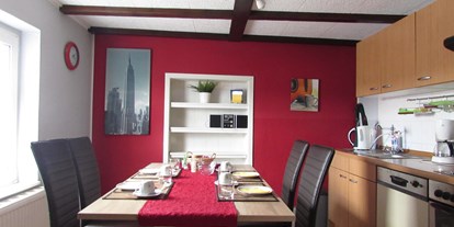 Monteurwohnung - Einzelbetten - PLZ 53909 (Deutschland) - Wohnküche mit allen notwendigen E-Geräten - Pension "Eifel-Landhaus" 
