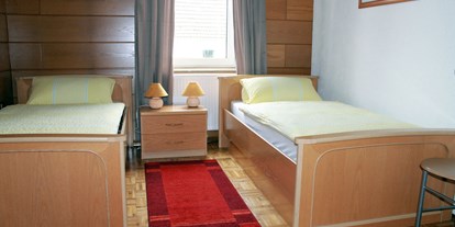 Monteurwohnung - Bettwäsche: Bettwäsche gegen Gebühr - Wershofen - Schlafzimmer mit getrennten Betten - Pension "Eifel-Landhaus" 