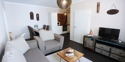 Monteurwohnung - Hallungen - Wohnzimmer mit voll ausgestatteter Küche - City-Apartments Mühlhausen