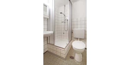 Monteurwohnung - Badezimmer: eigenes Bad - PLZ 32683 (Deutschland) - Duschbadezimmer mit WC - Bad Pyrmont, Dr.-Harnier-Str. 7, Single Appartement 20