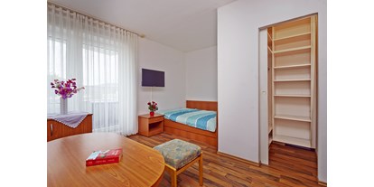 Monteurwohnung - Einzelbetten - Emmerthal Lüntorf - Wohn-Schlafraum mit Fensterfront zum Balkon - Bad Pyrmont, Dr.-Harnier-Str. 1, Single Appartement 58