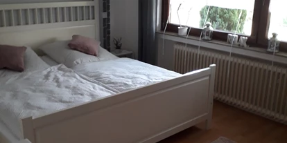 Monteurwohnung - Bettwäsche: Bettwäsche inklusive - PLZ 51647 (Deutschland) - Die Monteurwohnung für 4 Personen verfügt über ein Schlafzimmer mit Doppelbett, im Wohnzimmer befindet sich eine Schlafcouch und ein weiteres Zustellbett ist möglich. Die Bettwäsche ist inklusive. - Ferien und Monteurwohnung