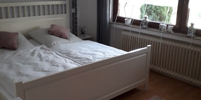 Monteurwohnung - Küche: eigene Küche - PLZ 58553 (Deutschland) - Die Monteurwohnung für 4 Personen verfügt über ein Schlafzimmer mit Doppelbett, im Wohnzimmer befindet sich eine Schlafcouch und ein weiteres Zustellbett ist möglich. Die Bettwäsche ist inklusive. - Ferien und Monteurwohnung