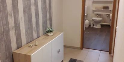 Monteurwohnung - TV - PLZ 58339 (Deutschland) - Blick ins Badezimmer, welches mit Toilette und Dusche ausgestattet ist. Handtücher sind ebenfalls inklusive. - Ferien und Monteurwohnung