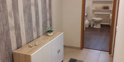 Monteurwohnung - Kühlschrank - Wipperfürth - Blick ins Badezimmer, welches mit Toilette und Dusche ausgestattet ist. Handtücher sind ebenfalls inklusive. - Ferien und Monteurwohnung