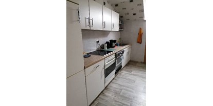 Monteurwohnung - Zimmertyp: Mehrbettzimmer - PLZ 29584 (Deutschland) - Hier sehen sie die Gemeinschaftsküche, die zu den Zimmern gehört, 
ein Eßtisch mit 4 Stühlen fehlt auf dem Bild. - Heike Schulz