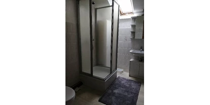 Monteurwohnung - Einzelbetten - Reinstorf - Das Badezimmer ist mit Dusche, WC, Waschbecken, Fön etc. ausgestattet. - Heike Schulz