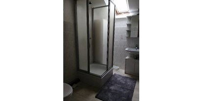 Monteurwohnung - Kaffeemaschine - Thomasburg - Das Badezimmer ist mit Dusche, WC, Waschbecken, Fön etc. ausgestattet. - Heike Schulz