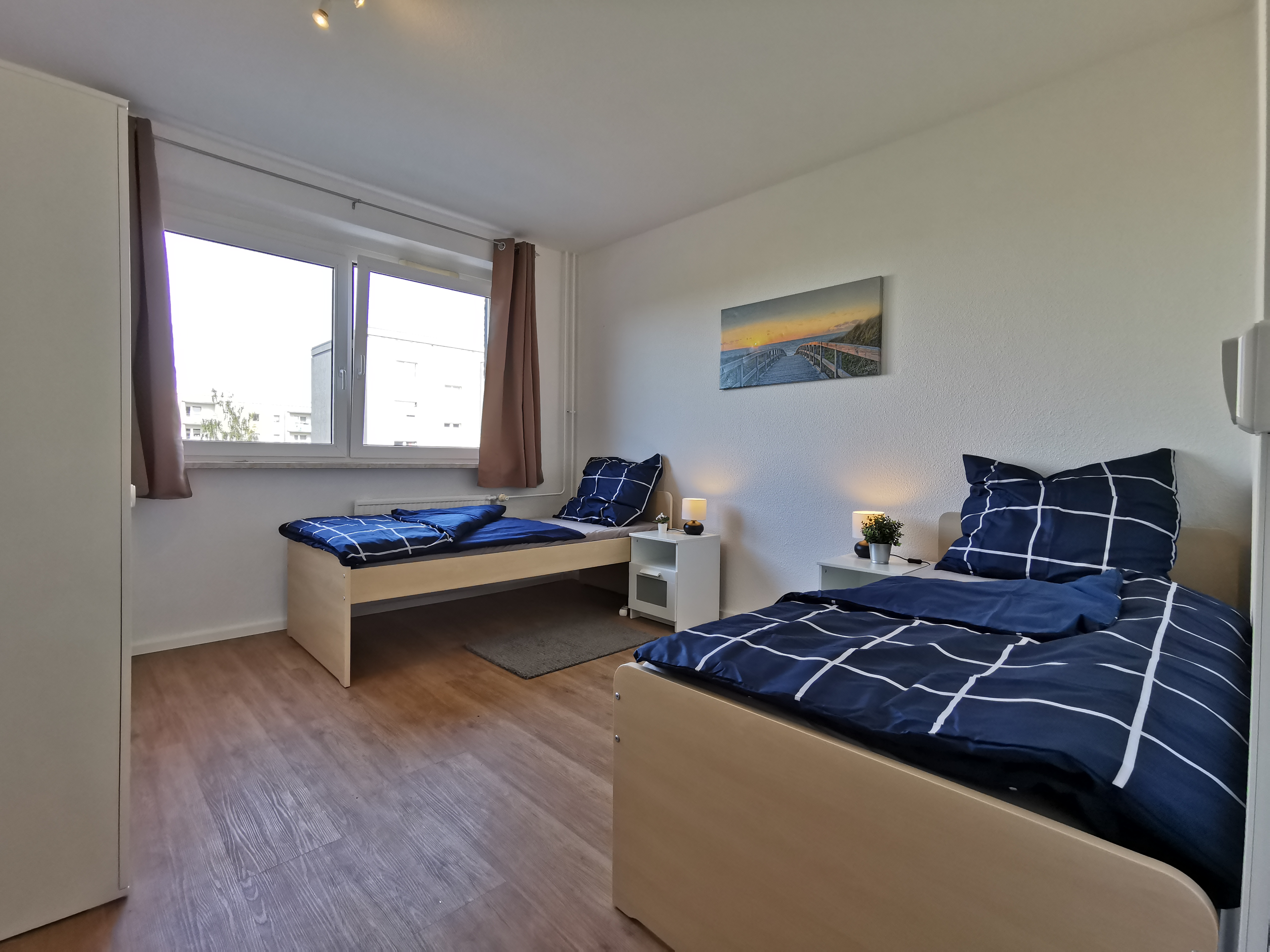 Monteurzimmer - Schlafzimmer mit zwei Einzelbetten – perfekt für Kollegen oder Freunde.

 - flex living -  Monteurwohnungen in Neubrandenburg