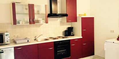 Monteurwohnung - Kühlschrank - Dreisen - Küche mit Mikrowelle, Gefrierschrank und Essecke  - Waldnestle Carlsberg 