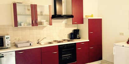Monteurwohnung - Waschmaschine - Waldleiningen - Küche mit Mikrowelle, Gefrierschrank und Essecke  - Waldnestle Carlsberg 