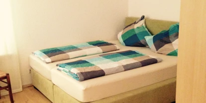 Monteurwohnung - Bettwäsche: Bettwäsche inklusive - Dreisen - Schlafzimmer mit Doppelbett, Einzelbett und Schreibtisch  - Waldnestle Carlsberg 