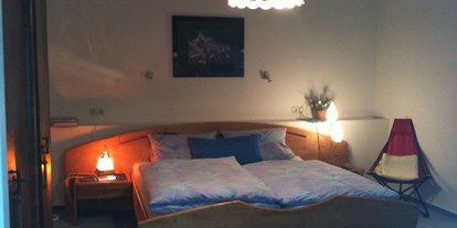 Monteurwohnung - Kühlschrank - Eisenberg (Donnersbergkreis) - Schlafzimmer mit Doppelbett  - Waldnestle Carlsberg 