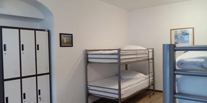 Monteurwohnung - Kühlschrank - Wenzenbach - Schlafzimmer mit Etagenbetten bereits ab 22 Euro pro Nacht - Hostel am Ostentor