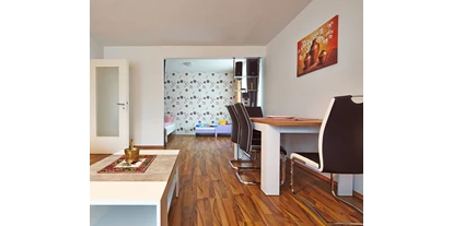Monteurwohnung - Küche: eigene Küche - PLZ 37647 (Deutschland) - Wohnzimmer mit Blick zum Schlafzimmer mit einem 1,40 m Bett und einem Kinderbett - Bad Pyrmont, Dr.-Harnier-Str. 7, Ferienwohnung 17