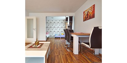 Monteurwohnung - Kühlschrank - PLZ 31812 (Deutschland) - Wohnzimmer mit Blick zum Schlafzimmer mit einem 1,40 m Bett und einem Kinderbett - Bad Pyrmont, Dr.-Harnier-Str. 7, Ferienwohnung 17