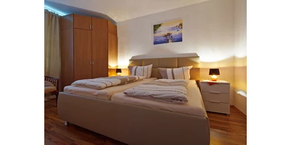Monteurwohnung - WLAN - Pegestorf - Schlafzimmer mit Doppelbett und Eckschrank - Bad Pyrmont, Dr.-Harnier-Str. 7, Ferienwohnung 17