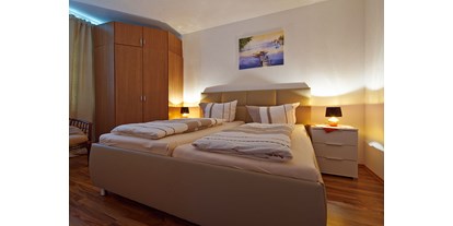 Monteurwohnung - Balkon - Blomberg Schieder - Schlafzimmer mit Doppelbett und Eckschrank - Bad Pyrmont, Dr.-Harnier-Str. 7, Ferienwohnung 17