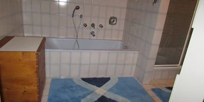 Monteurwohnung - Hund erlaubt - PLZ 9112 (Österreich) - Badezimmer mit Badewanne - Mathilde Zuber