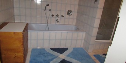 Monteurwohnung - Einzelbetten - Ragglach - Badezimmer mit Badewanne - Mathilde Zuber