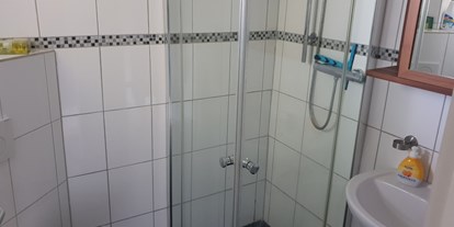 Monteurwohnung - TV - Krummendiek - Badezimmer mit Dusche und WC - Zimmervermietung Hansen 