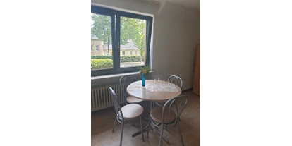 Monteurwohnung - Küche: eigene Küche - Densborn - Tisch mit Stühlen. - Steinkaul Appartement 