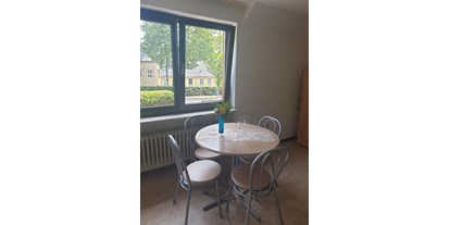 Monteurwohnung - Kühlschrank - PLZ 54608 (Deutschland) - Tisch mit Stühlen. - Steinkaul Appartement 