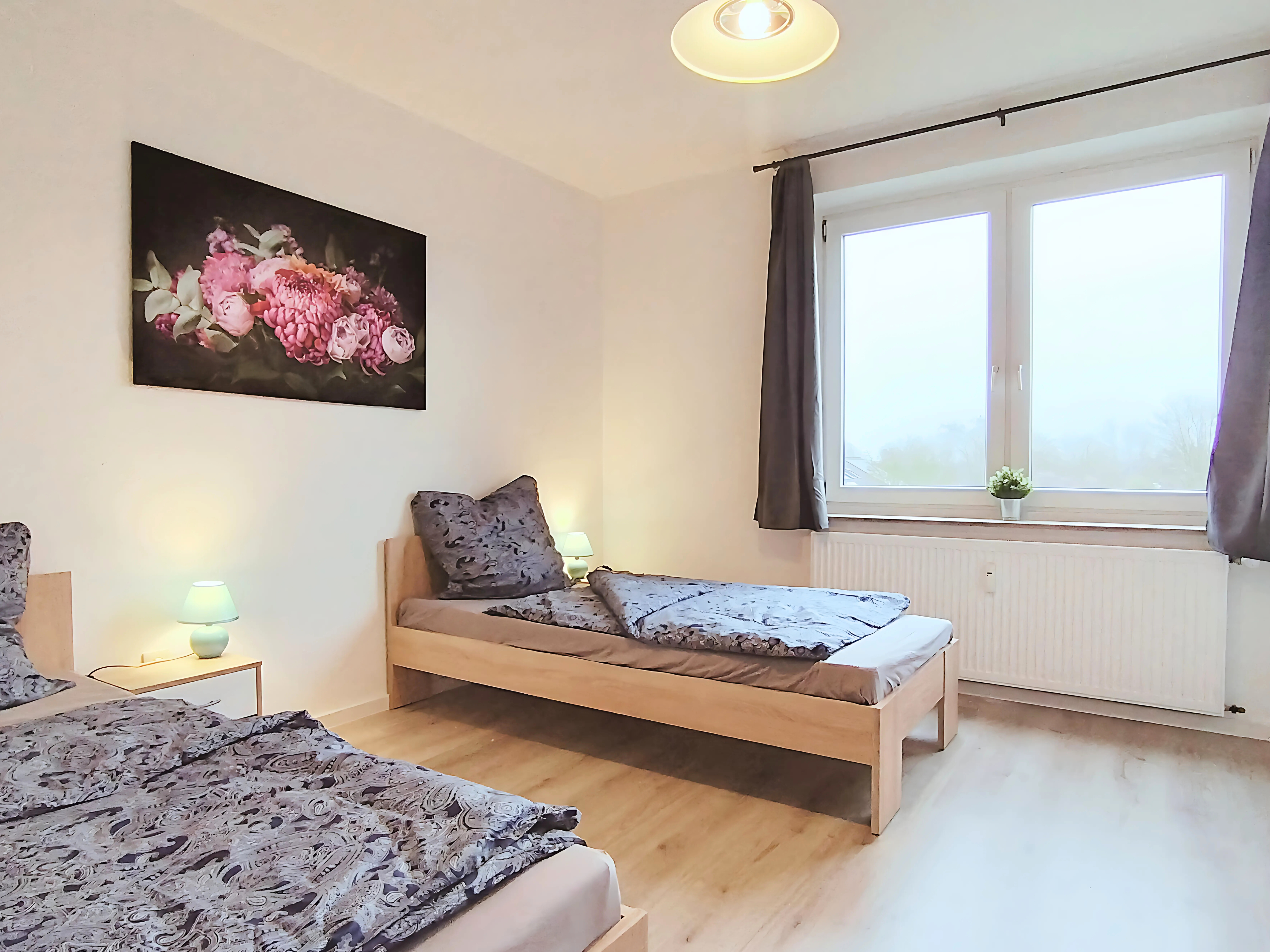 Monteurzimmer - Schlafzimmer mit zwei Einzelbetten – perfekt für Kollegen - flex living -  Monteurwohnungen in Emden