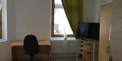 Monteurwohnung - Zimmertyp: Mehrbettzimmer - Schlafzimmer 2; ASchreibtisch und Fernseher - Wohnen in der Uni-Silber-und Welterbestadt Freiberg. Whg.3