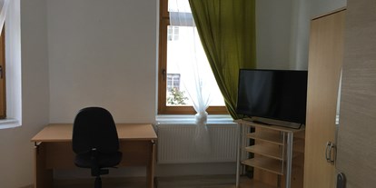 Monteurwohnung - Zimmertyp: Mehrbettzimmer - Halsbrücke - Schlafzimmer 2; ASchreibtisch und Fernseher - Wohnen in der Uni-Silber-und Welterbestadt Freiberg. Whg.3