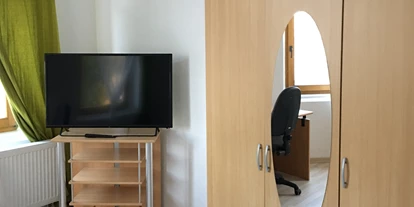 Monteurwohnung - Zimmertyp: Mehrbettzimmer - Schlafzimmer 2; Schrank und Fernseher - Wohnen in der Uni-Silber-und Welterbestadt Freiberg. Whg.3