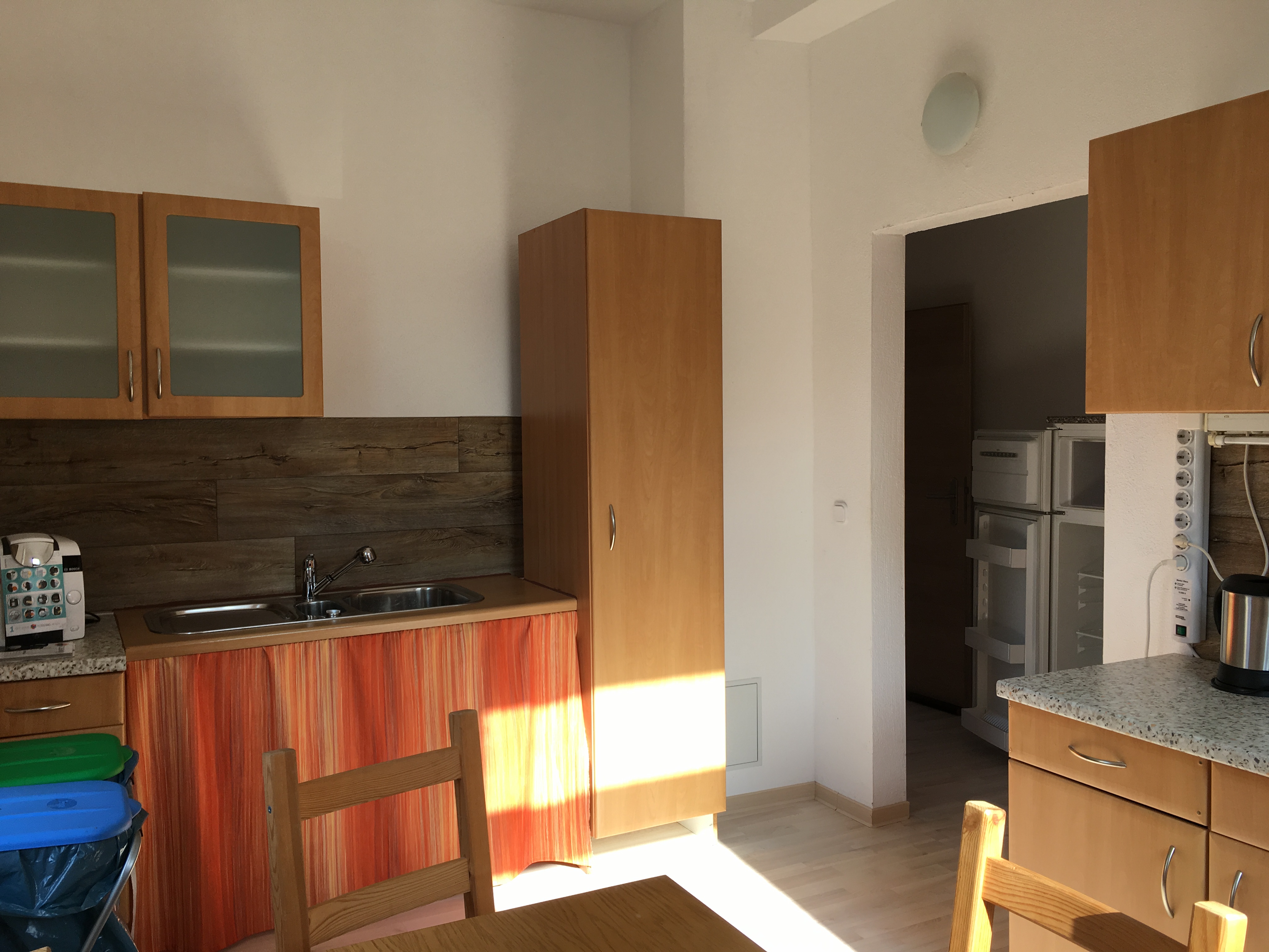 Monteurzimmer - Küche Ansicht Spüle, Kaffeemachine und Kühlschrank - Wohnen in der Uni-Silber-und Welterbestadt Freiberg. Whg.4