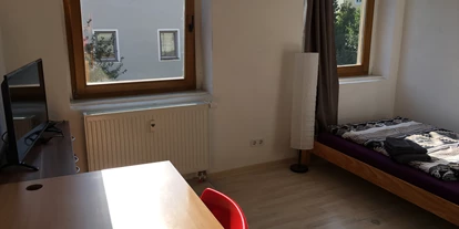 Monteurwohnung - WLAN - Borstendorf - Schlafzimmer 1 Bett (120x200), Schreibtisch und Fernsehner - Wohnen in der Uni-Silber-und Welterbestadt Freiberg. Whg.4