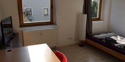 Monteurwohnung - Oberschöna - Schlafzimmer 1 Bett (120x200), Schreibtisch und Fernsehner - Wohnen in der Uni-Silber-und Welterbestadt Freiberg. Whg.4