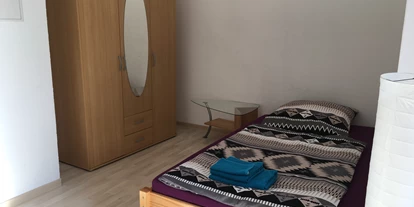 Monteurwohnung - Zimmertyp: Mehrbettzimmer - Schlafzimmer 2; Bett (120x200) und Schrank - Wohnen in der Uni-Silber-und Welterbestadt Freiberg. Whg.4